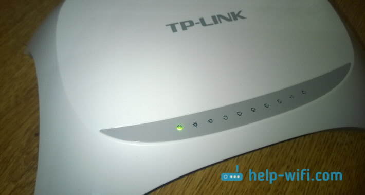 Фото: на роутере Tp-Link горит только индикатор питания (power)