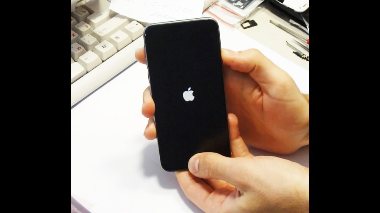Айфон не включается что делать горит яблоко. Жесткая перезагрузка iphone 6. Айфон 7 включается и перезагружается. Iphone 11 перезагружается на яблоке. Айфон завис на яблоке.