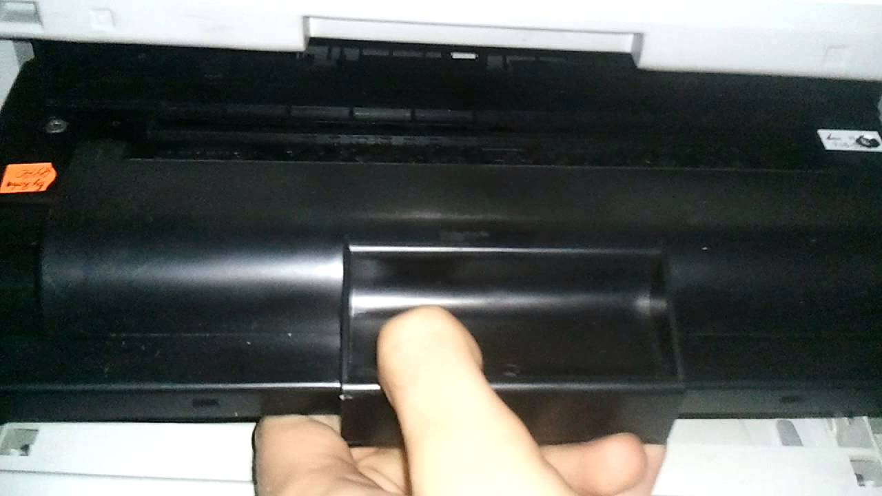 Переложите лист с напечатанной первой стороной из выходного лотка принтера во входной как положить