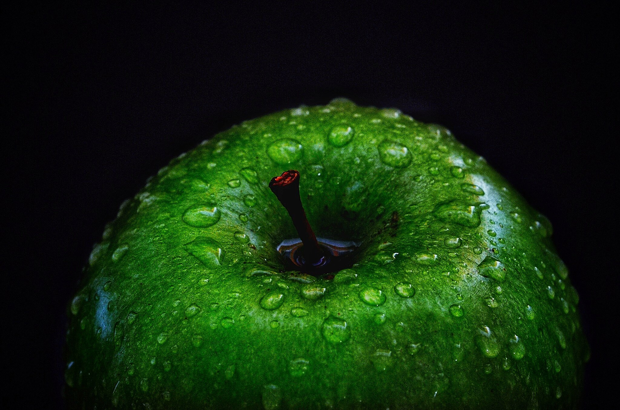 Яблоко на черном фоне. Яблоки зеленые. Зеленое яблоко на черном фоне. Капли на фруктах. Макросъемка фрукты.