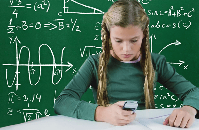 Девочка-школьница изучает науку с помощью телефона